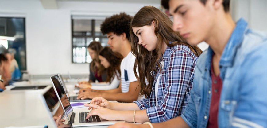 How to Guide Teens Safely in the Digital Age: Tips for Parents and Educators