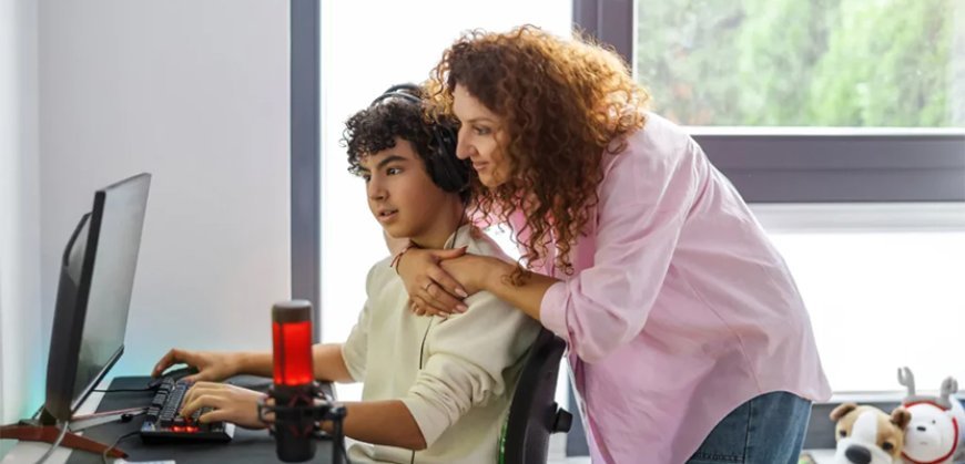 How to Guide Teens Safely in the Digital Age: Tips for Parents and Educators